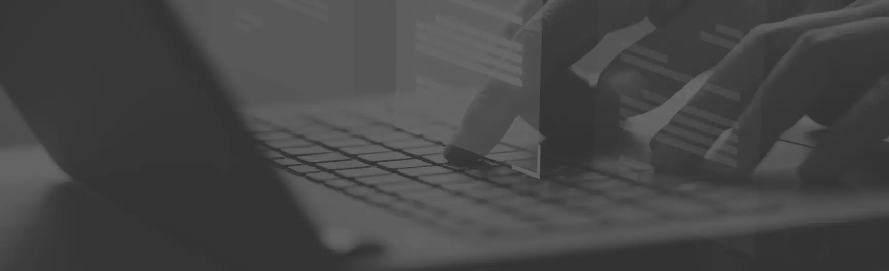 Manos tecleando en teclado